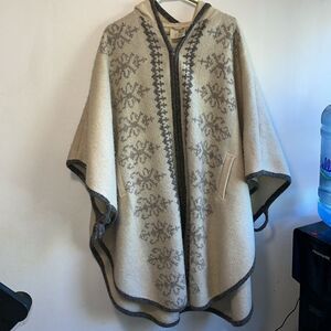 BEAUTIFUL ALAFOSS OF ICELAND ONE SIZE SHEEPWOOL WINTER PONCHO /CAPE COAT